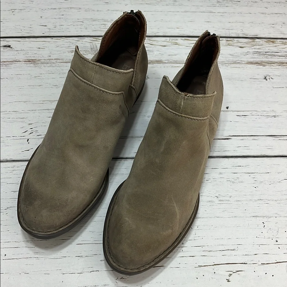 Men's 9 Born Tan Suede Booties